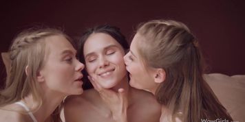 Miniatura de Three Women in Intimate Lesbian Encounter (Leona Mia, Tiffany Tatum)