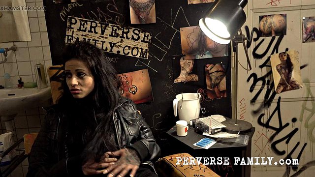 Miniatura de Perverse Lesbian BDSM Initiation in German Basement