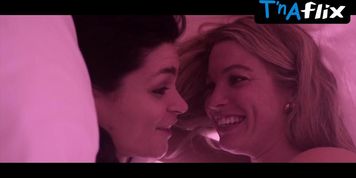 Miniatura de Bailey Spalding Lesbian Scene in Penny Lane Is Dead