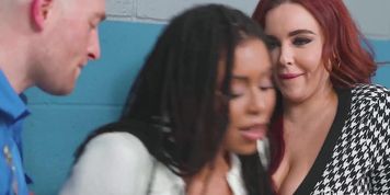 Miniatura de Curvy Redhead and Ebony Women in Hostel Threesome (Kira Noir, Natasha Nice, Zac Wild)