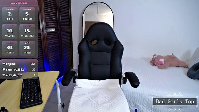 Miniatura de Skiny Latina MILF's Big Booty and Massive Tits