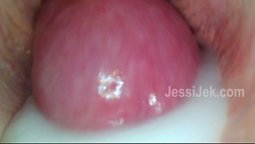 Miniatura de Un buen *creampie* dentro de mí. El semen derramándose de mi coño: el momento de la fecundación. JessiJek