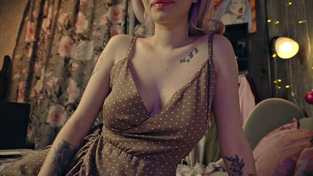 Miniatura de Surprise: Tattooed Stepmom's Girlfriend Role in Hentai
