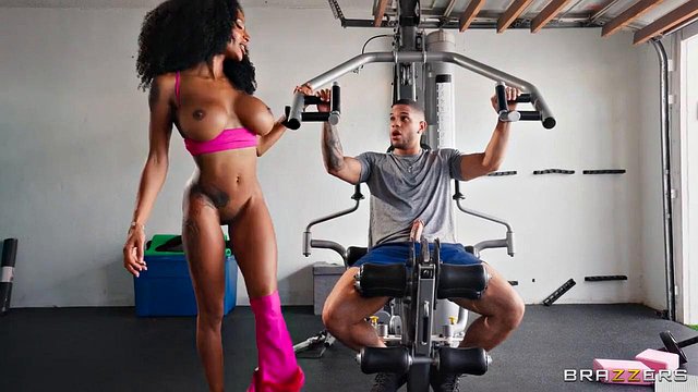 Miniatura de Sarai Minx And Mike Ox Deliver Garage Handjob Tease