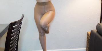 Miniatura de NATALIE NIGHTWOLF-HERMOSA MILF MUESTRA SU BELLEZA EN PANTIMEDIAS TRANSPARENTES BRILLANTES-1080P-PLAYVIDS.COM
