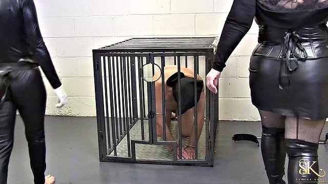 Miniatura de Sahara Knite Milf Deserves Her Cage