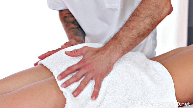 Miniatura de Brunette Amelia Ost Cums Intensely During Anal Massage