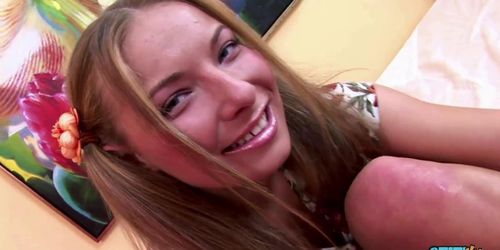 Miniatura de Dasha oils up her feet and gives a footjob to a dildo