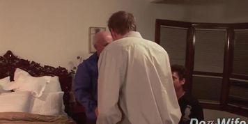 Miniatura de Cuckold Escorts His Married MILF Jenla Moore to a Porn Session