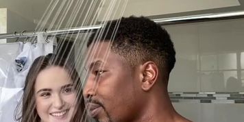 Miniatura de interracial couple take bath phub.