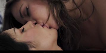 Miniatura de Queenie Sateen And Scarlett Alexis Heat Up With Bootylicious Lesbian Fun!