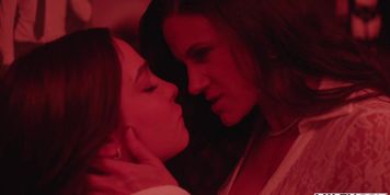 Miniatura de Seductive Photographer Shares Intimate Threesome (Penny Barber, aria six, dan damage, davina leos, isis diamond, iveta, jonna lundell, juniper ren, mewslut, rissa may)
