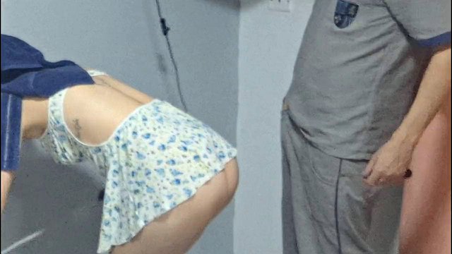 Miniatura de Brazilian Big-Butt Latina Barefoot and Panty-Free Greets Cable TV Technician for Raw Missionary P