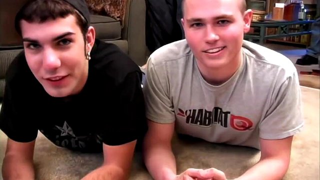Miniatura de Smoking Twinks James & Diesel Cat-Fight for Blowjobs