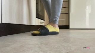 Miniatura de Candid Kitchen Small Feet Tease Yellow Socks Trailer