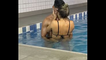 Miniatura de POV Cornudo - "Mira cómo me está follando, cornudo inútil" - Un entrenador personal con un pene enorme folla a una mujer casada y promiscua en el gimnasio mientras su marido cornud