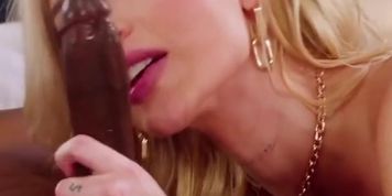 Miniatura de Blonde Enjoys Intimate Interracial Encounter (Azul Hermosa, Isiah Maxwell)