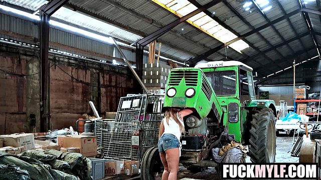 Miniatura de Big-Butt Milf Mechanic Kimberly Crush Puts Client in His Place
