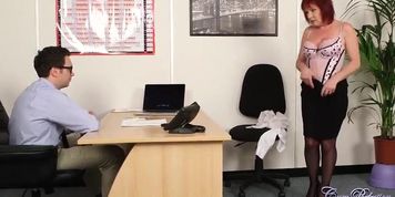 Miniatura de Wendy Taylor Mature Redhead Gives Blowjob in Office Stockings and Gets Cum in Mouth