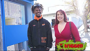 Miniatura de Una MILF sexy y flácida se acuesta con un hombre negro obrero. Lucia Bianco en Nigged