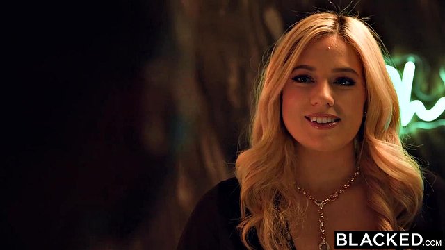 Miniatura de River Lynn Deep-Throats BBC in Interracial Bartender Blowjob