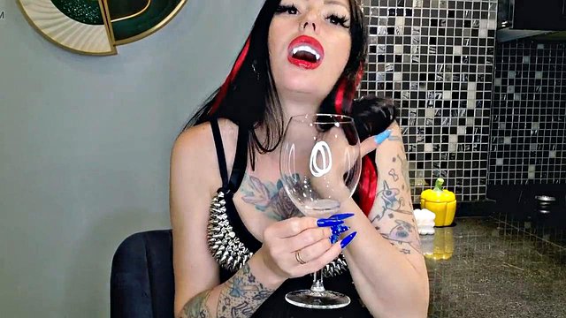 Miniatura de Dominatrix Nika's Halloween Vampire Spit Fetish