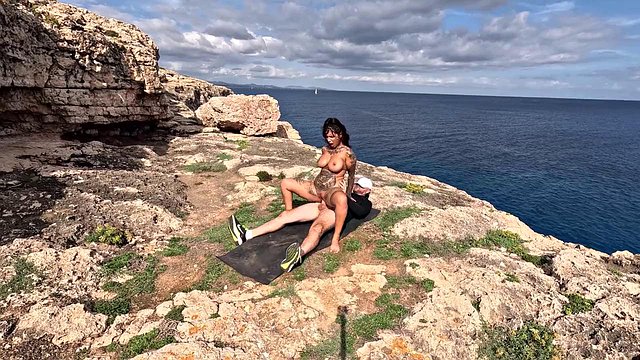 Miniatura de Inked MILF Tyra Ride Takes Big Cock Pounding on Public Cliff