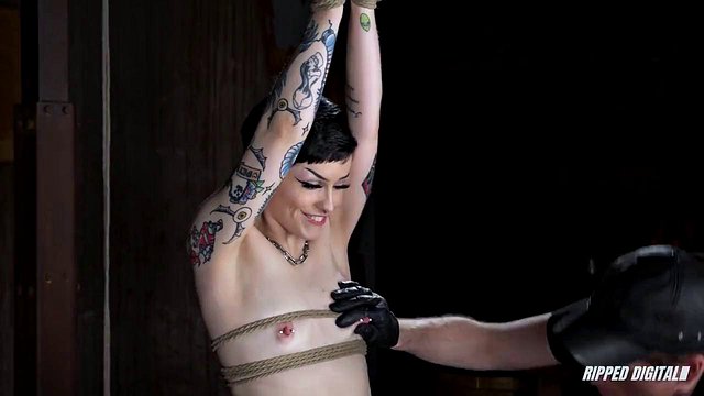 Miniatura de Decay Rae Forces Raee Ripley to Beg Against Her Squirting Orgasm