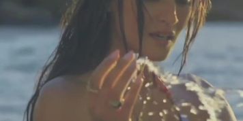 Miniatura de Kriti Sanon Lesbian, Breasts Scene in Cocktail 2