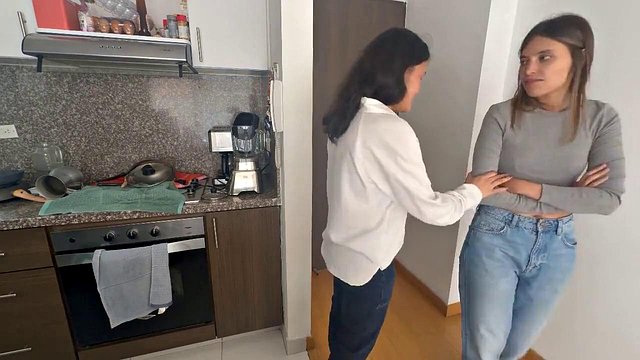 Miniatura de Scarlettandc's Aras Erkes Cheat on Husbands with Hot Lesbian Cunnilingus