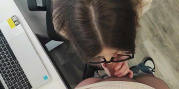 Miniatura de Secretary performs oral act in office setting