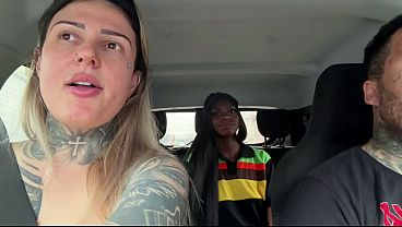 Miniatura de Frente a Burger King, llamé al gerente para que se convirtiera en actriz porno. Nos besamos y nos hicimos sexo oral hasta que llegamos al orgasmo en público. Ella montó el pene de