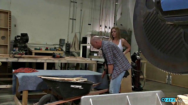 Miniatura de Coworker Pounds Big-Tits Milf Avy Scott Hardcore