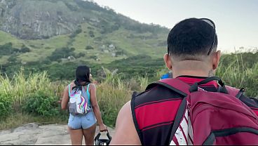 Miniatura de Durante una excursión en Río de Janeiro, un grupo de amigos decide tener relaciones sexuales en medio del bosque, incluyendo sexo oral.