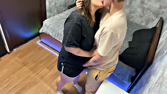 Miniatura de Strapons Pound Pussies in Steamy Lesbian Family Relative Fuck Fest