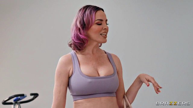 Miniatura de Max Slams Housekeeper Dana De Armond's Secret Lesbian Affair with Hardcore Anal Pounding on Big-Tits Milf