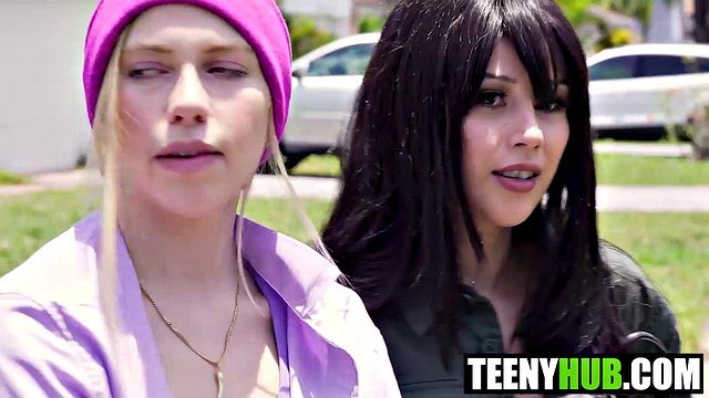 Miniatura de Khloe Kapri and Penelope Reed Clamp Nipples in Lesbian Shower