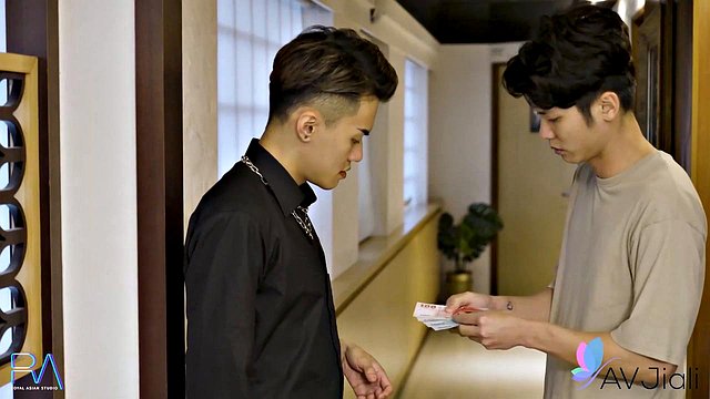 Miniatura de Tattooed Taiwanese Masseuse Ranako Delivers Cumshot Massage