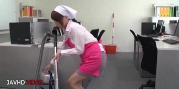 Miniatura de Chihiro Akino Steams Up Your Night With Her Skillful Asian Blow Job