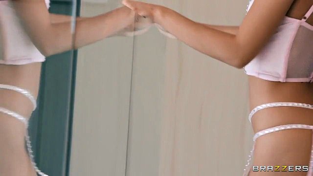 Miniatura de Mina Luxx Gives Big-Cock Blowjob to Mick Blue in Creampie Fuck