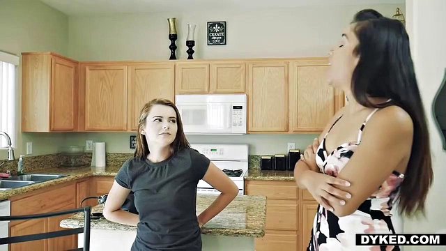 Miniatura de Big-Butt Lesbians Grind on Each Other