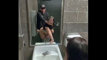 Miniatura de Sexo furtivo en un baño público y sexo oral con la puerta abierta.