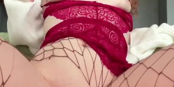 Miniatura de Woman struggles with large anal toy insertion (Little Lee)