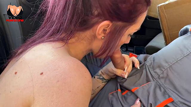 Miniatura de Big-Tits Milf Broke Down in Car