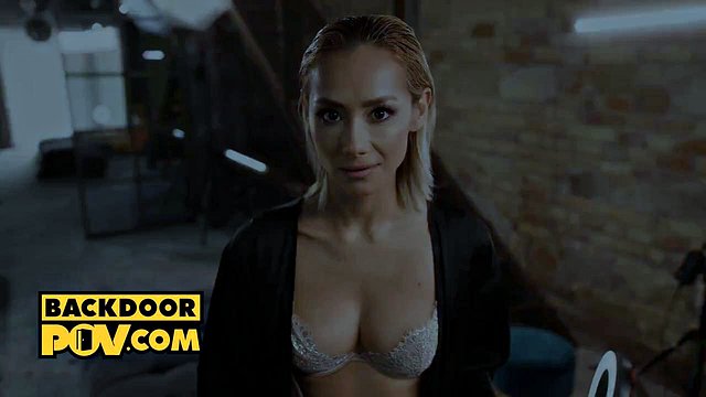 Miniatura de Redhead Veronica Leals Poses for Erotic POV Pleasure