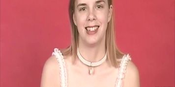 Miniatura de Amateur Brunette Spreads Her Pussy For A Raw Close-Up