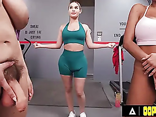 Miniatura de oopsie two babes distract nicole aria's gym session turning into futa threesome cum fest