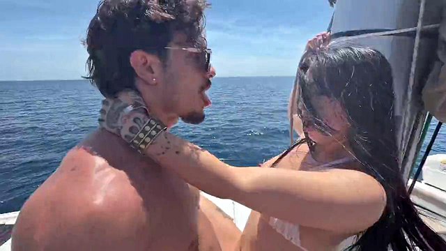 Miniatura de Yeri Blue, Roma Amor, Jolee Love and Emily Pink Spark Wild Outdoor Orgy on Boat