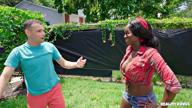 Miniatura de Newcomer Johnni Black Wrecks Big-Tits Milf Naomi Foxxx