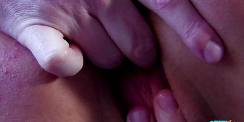 Miniatura de After finding shade at the beach the brunette spreads her cheeks for his anal t